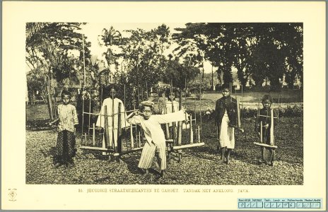 KITLV - 37360 - Demmeni, J. - Tulp, De - Haarlem - Youthful street musicians at Garut - 1911