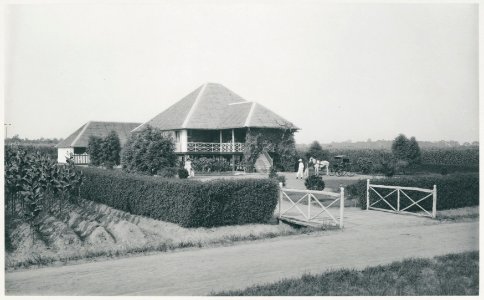 KITLV - 12644 - Kleingrothe, C.J. - Medan - House of the assistant at the plantation Klumpang in Deli - 1903
