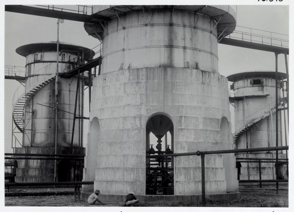 KITLV - 16648 - Kleingrothe, C.J. - Medan - Group of agitators (tank mixers) of the Batavian Petroleum Company at Pangkalan Brandan - 1916