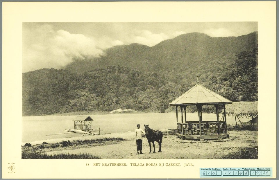 KITLV - 37368 - Demmeni, J. - Tulp, De - Haarlem - The crater lake Telagabodas (Gunung Telaga Bodas, Talaga Bodas) near Garut - 1911