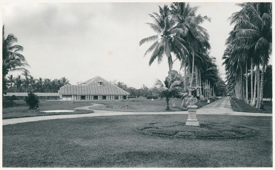 KITLV - 12652 - Kleingrothe, C.J. - Medan - Park with fermentation barn belonging to the Tobacco Company Arendsburg in Deli - 1903