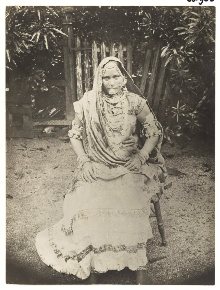 KITLV - 33936 - Hindu woman, festively dressed, in Surinam - circa 1900