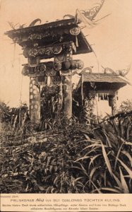 KITLV - 173530 - Demmeni, J. - Tomb of the daughter of Bui Djalong (forground) Kenyah head at Tanah Putih in Borneo - 1890-1904