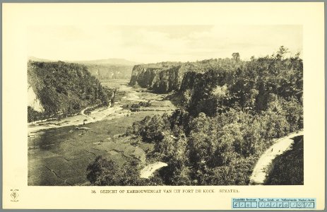 KITLV - 37387 - Demmeni, J. - Tulp, De - Haarlem - The Karbouwengat (Ngarai Sianok, Kota Bukittinggi) seen from Fort de Kock, Sumatra - 1911