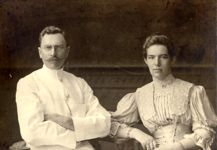 KITLV - 178445 - Kleingrothe - O.K. v. Sumatra - European couple on the east coast of Sumatra - circa 1915