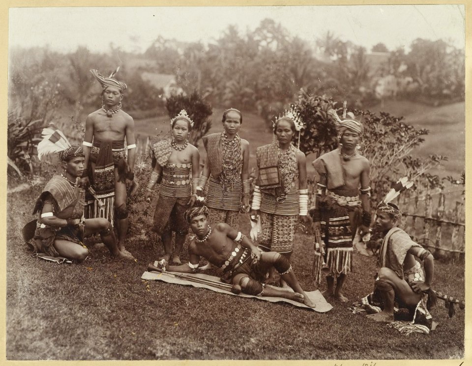 KITLV - 3605 - Lambert & Co., G.R. - Singapore - Dayak men and women at Kuching in Sarawak, Malaysia, Borneo - circa 1900