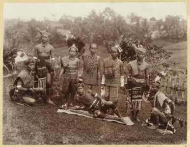 KITLV - 3605 - Lambert & Co., G.R. - Singapore - Dayak men and women at Kuching in Sarawak, Malaysia, Borneo - circa 1900 photo