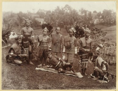 KITLV - 3605 - Lambert & Co., G.R. - Singapore - Dayak men and women at Kuching in Sarawak, Malaysia, Borneo - circa 1900