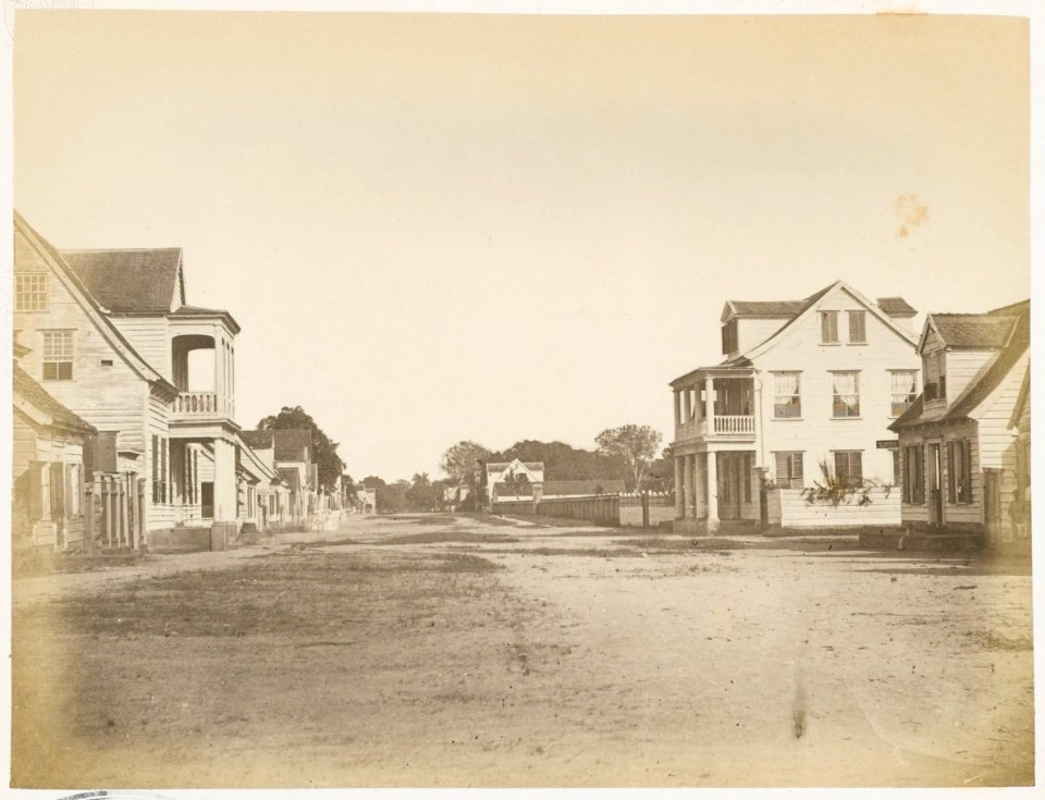 KITLV - 12684 - Wagenwegstraat in Paramaribo - circa 1890