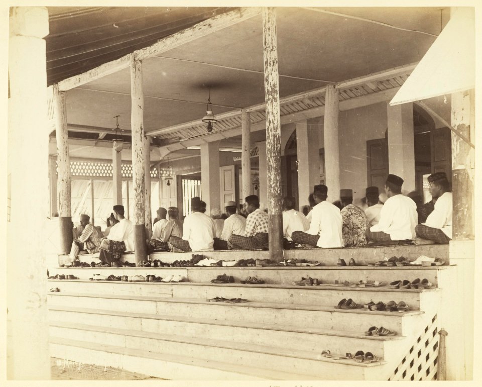 KITLV - 3609 - Lambert & Co., G.R. - Singapore - Moslems praying in a mosque in Johor - circa 1900