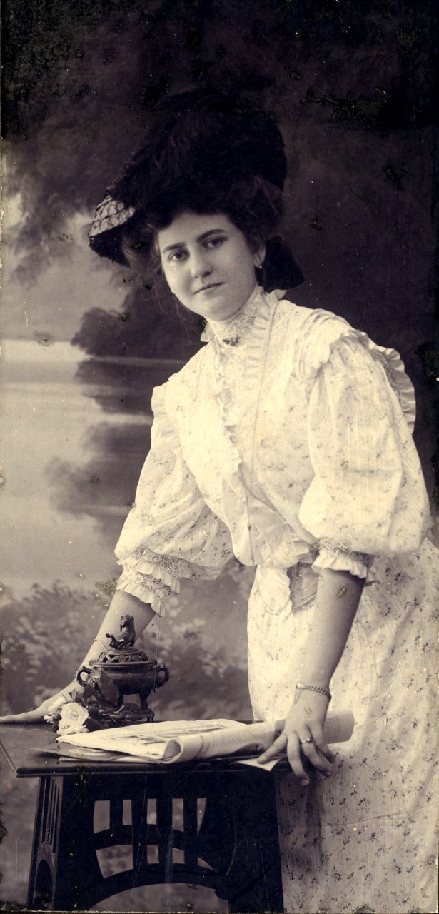 KITLV - 178644 - Kurkdjian, N.V. Fotografisch Atelier O. - Soerabaia-Java - Studio portrait of Mrs. L. Bakker in Surabaya - circa 1905