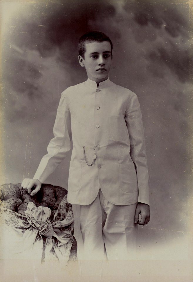 KITLV - 178673 - Kurkdjian - Soerabaya - Studio portrait of a European boy in Surabaya - circa 1910