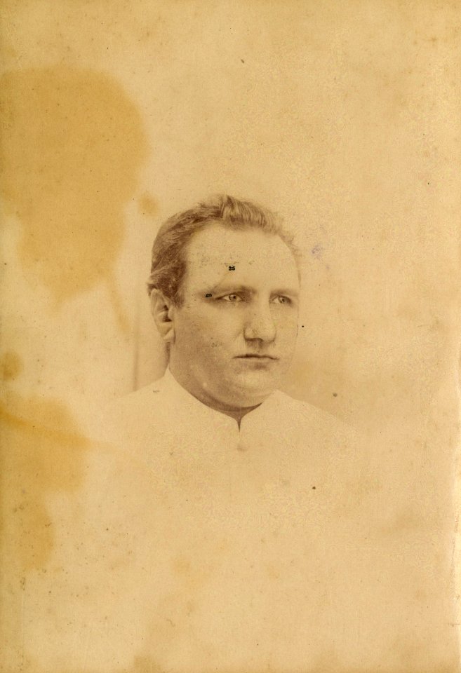 KITLV - 178691 - Azuma Lady Photographer, Mrs - Singapore - Portrait of a European man in Singapore on his way to the Dutch East Indies - 1896