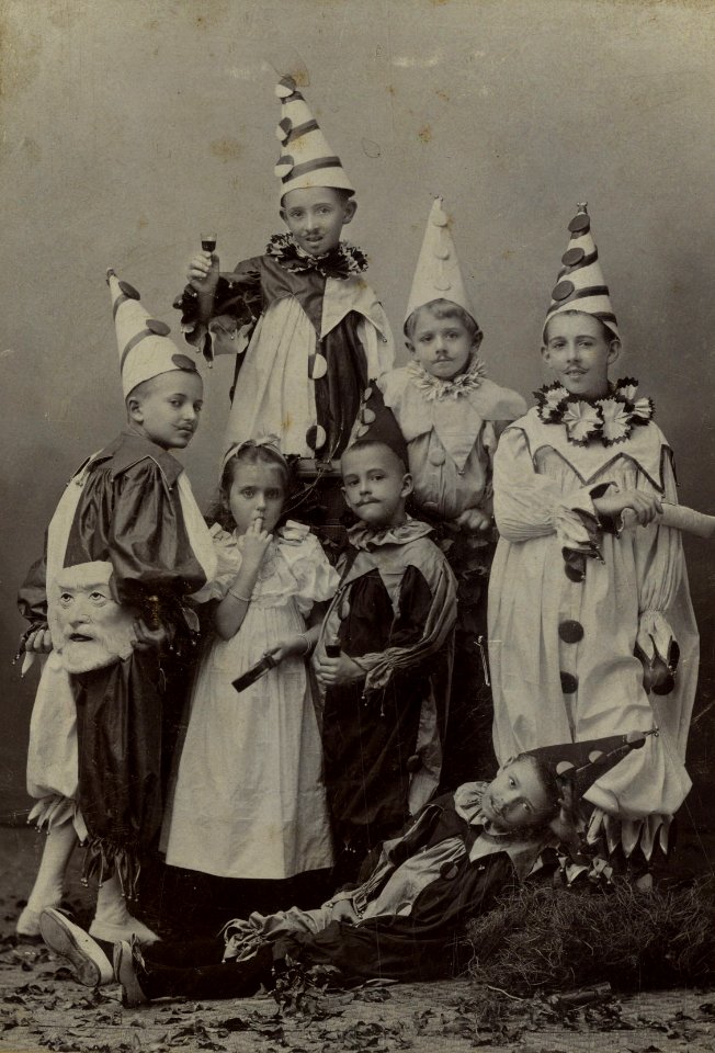 KITLV - 178718 - Kurkdjian, Ohannes - Soerabaya - Studio portrait of children dressed as Pierrot, Surabaya - circa 1900