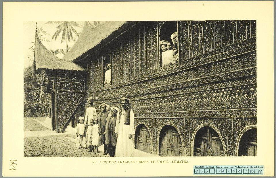 KITLV - 37420 - Demmeni, J. - Tulp, De - Haarlem - Minangkabau house with decorated facade at Solok - 1911