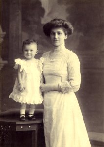 KITLV - 179329 - Kurkdjian, N.V. Photografisch Atelier - Soerabaia-Java - Studio portrait of Mrs. G. Van der Kaaden-Vincent with her daughter Lieneke, Surabaya - circa 1910