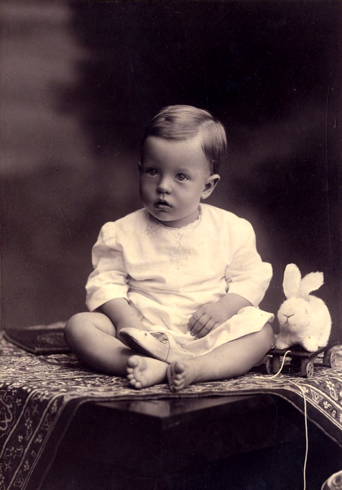 KITLV - 179507 - Kurkdjian, N.V. Photografisch Atelier - Soerabaia-Java - Studio portrait of J.C. (Chris) Koese, fifteen months old, in Surabaya - 6167
