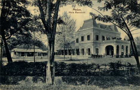 KITLV - 1403410 - Kleingrothe, C.J. - Medan - House of the Resident at Medan, Sumatra - circa 1905