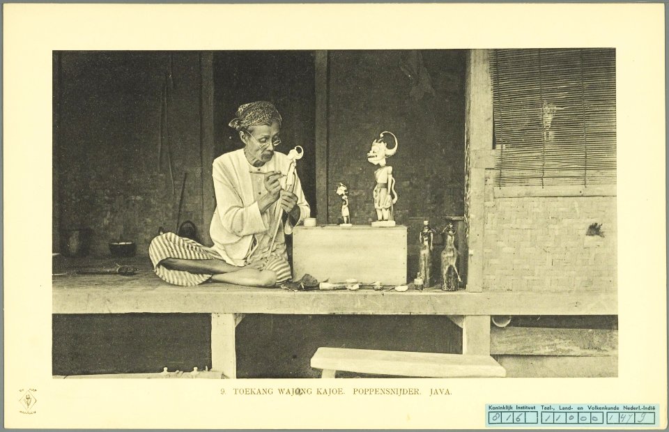 KITLV - 37339 - Demmeni, J. - Tulp, De - Haarlem - Wayang puppets cutter at Sukabumi - 1911