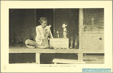 KITLV - 37339 - Demmeni, J. - Tulp, De - Haarlem - Wayang puppets cutter at Sukabumi - 1911
