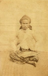 KITLV - 179941 - Buwalda, K. - Soerabaya-Java - Studio portrait of a houseboy in Surabaya - circa 1868