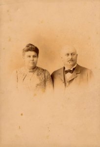 KITLV - 180014 - Kurkdjian, Ohannes - Soerabaya - Portrait of a European couple in Surabaya - circa 1910