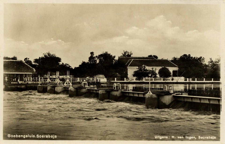 KITLV - 1404395 - Ingen, H. van - Soerabaja - Kurkdjian, Photo-Atelier - Soerabaja - Gubeng sluice, Surabaya - circa 1910