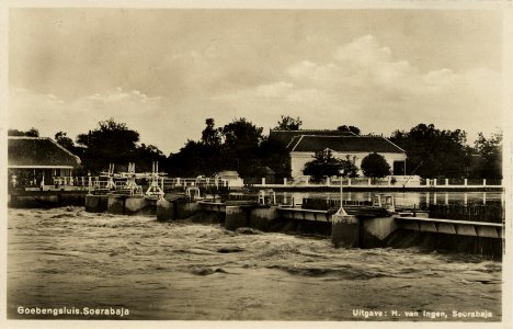 KITLV - 1404395 - Ingen, H. van - Soerabaja - Kurkdjian, Photo-Atelier - Soerabaja - Gubeng sluice, Surabaya - circa 1910