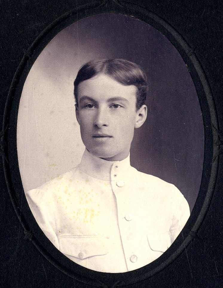 KITLV - 180029 - Kurkdjian, N.V. Photografisch Atelier - Soerabaia-Java - Portrait of a European man in Surabaya - 1909-08