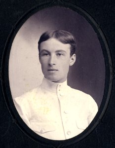 KITLV - 180029 - Kurkdjian, N.V. Photografisch Atelier - Soerabaia-Java - Portrait of a European man in Surabaya - 1909-08