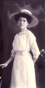 KITLV - 180165 - Kurkdjian, N.V. Photografisch Atelier - Soerabaia-Java - Studio portrait of a European woman in Surabaya - circa 1910