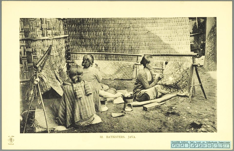 KITLV - 37362 - Demmeni, J. - Tulp, De - Haarlem - Female Batik craft workers in a factory where exclusively sarongs (sarung) for the Sultan of Jogjakarta are manufactured - 1911