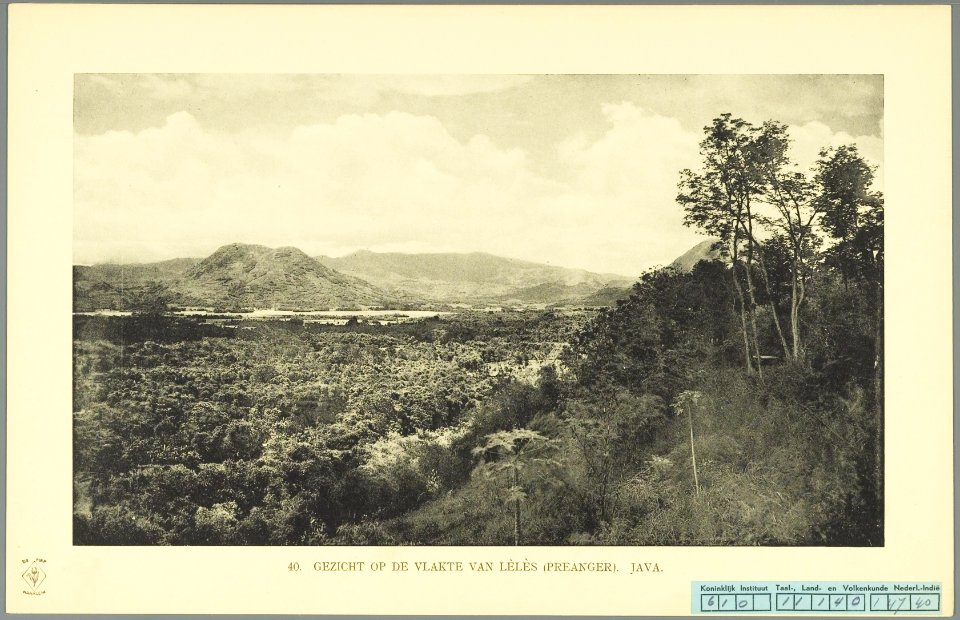 KITLV - 37370 - Demmeni, J. - Tulp, De - Haarlem - The Leles plain (Garut) with the Mountain Haruman and the Mountain Kaledong in the background - 1911
