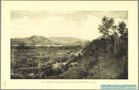 KITLV - 37370 - Demmeni, J. - Tulp, De - Haarlem - The Leles plain (Garut) with the Mountain Haruman and the Mountain Kaledong in the background - 1911