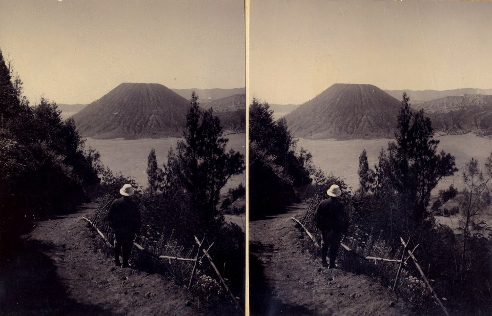 KITLV - 180508 - Kurkdjian, Ohannes - Soerabaya - Sand Sea (Lautan pasir) and Gunung Batok volcano in the Tengger Mountains - circa 1901