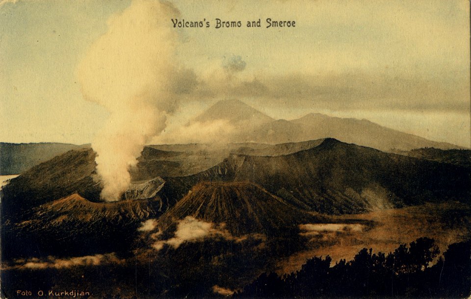 KITLV - 181244 - Kurkdjian, Ohannes - Gunung Bromo, Gunung Batok and the Gunung Semeru in the Tengger Mountains - circa 1915