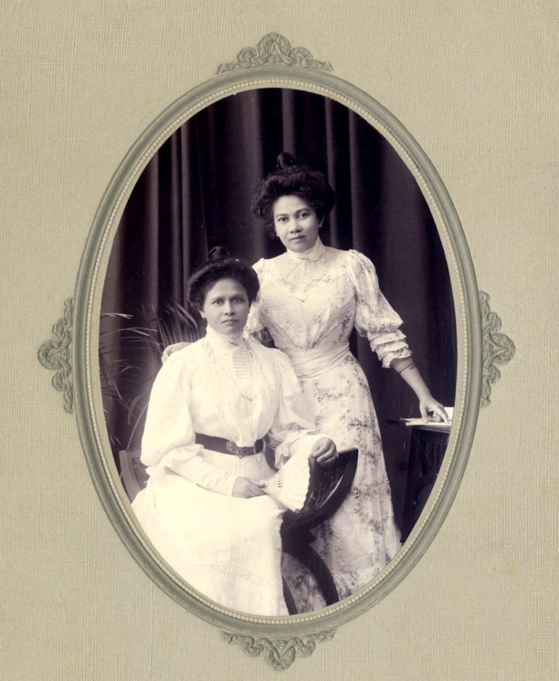 KITLV - 181350 - Kurkdjian, N.V. Photografisch Atelier - Soerabaia-Java - Studio portrait of Moes and Non Smits in Surabaya - 2932