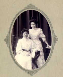 KITLV - 181350 - Kurkdjian, N.V. Photografisch Atelier - Soerabaia-Java - Studio portrait of Moes and Non Smits in Surabaya - 2932