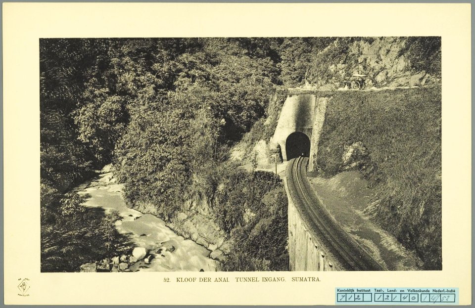 KITLV - 37382 - Demmeni, J. - Tulp, De - Haarlem - Railway Tunnel in the Anai Gorge at Padangpanjang, Sumatra - 1911