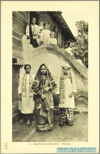 KITLV - 37389 - Demmeni, J. - Tulp, De - Haarlem - Minangkabau bride at Kota Gedang near Fort de Kock (Bukittinggi) - 1911