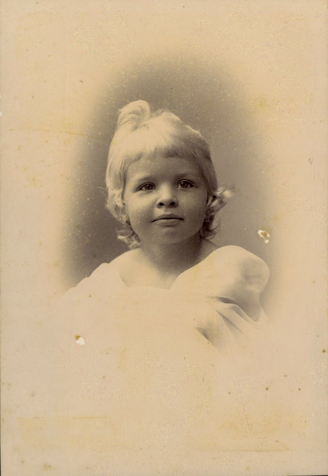 KITLV - 181466 - Kurkdjian, Ohannes - Soerabaya - Portrait of a European girl in Surabaya - circa 1905