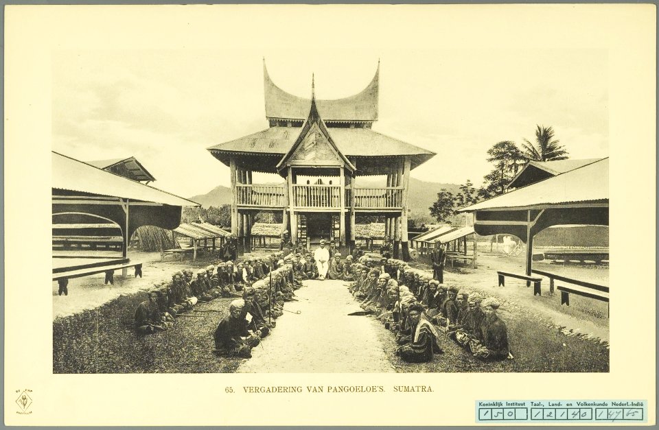 KITLV - 37394 - Demmeni, J. - Tulp, De - Haarlem - Meeting of Minangkabau penghulus (district heads) on Sumatra's west coast - 1911
