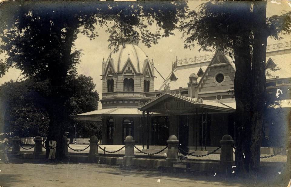 KITLV - 182249 - Kurkdjian - Building, probably a church in Surabaya - circa 1905