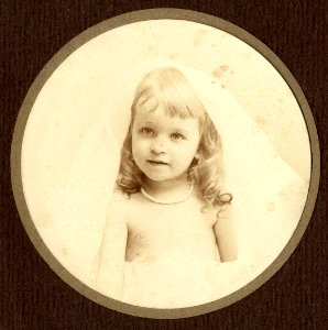 KITLV - 182804 - Kurkdjian - Portrait of Marie Henriette van der Wal in Surabaya - 4405