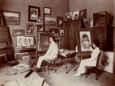 KITLV - 183050 - Kurkdjian, Atelier - M. M. (Thilly) Weissenborn retouching a photo in studio Kurkdjian, Surabaya - circa 1915