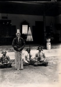 KITLV - 183059 - Demmeni, J. - The regent and chairman of the Pengadilan Kepatian Darah Dalam Yogyakarta, Raden Adhipatti Danoeredjo - circa 1910