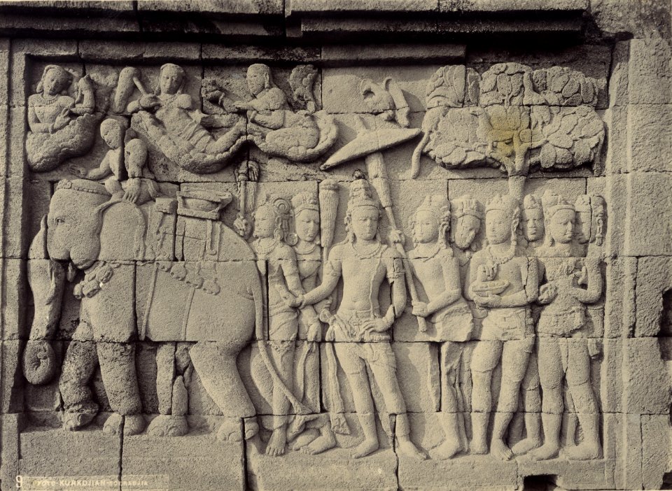 KITLV - 183363 - Kurkdjian, N.V. Photografisch Atelier - Soerabaia-Java - Relief, presumably at Borobudur in Magelang - circa 1920