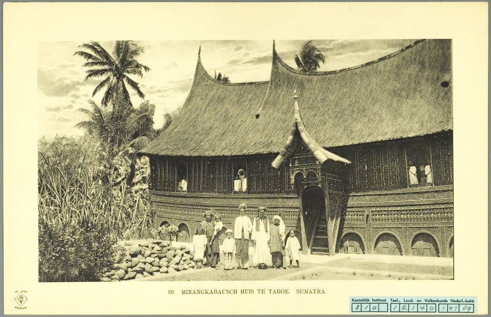 KITLV - 37418 - Demmeni, J. - Tulp, De - Haarlem - A Minangkabau house with its occupants at Tabu on Sumatra's west coast - 1911