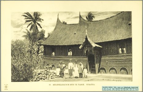 KITLV - 37418 - Demmeni, J. - Tulp, De - Haarlem - A Minangkabau house with its occupants at Tabu on Sumatra's west coast - 1911