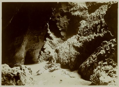 KITLV - 19009 - Kurkdjian, N.V. Photografisch Atelier - Soerabaja - The cave Scripit south of Tulungagung - circa 1920